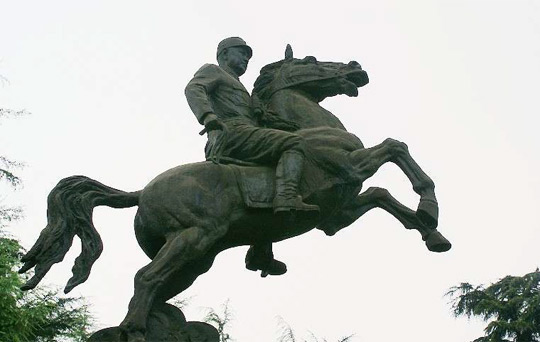雕塑上的烟云:王铭章将军铜像背后的故事